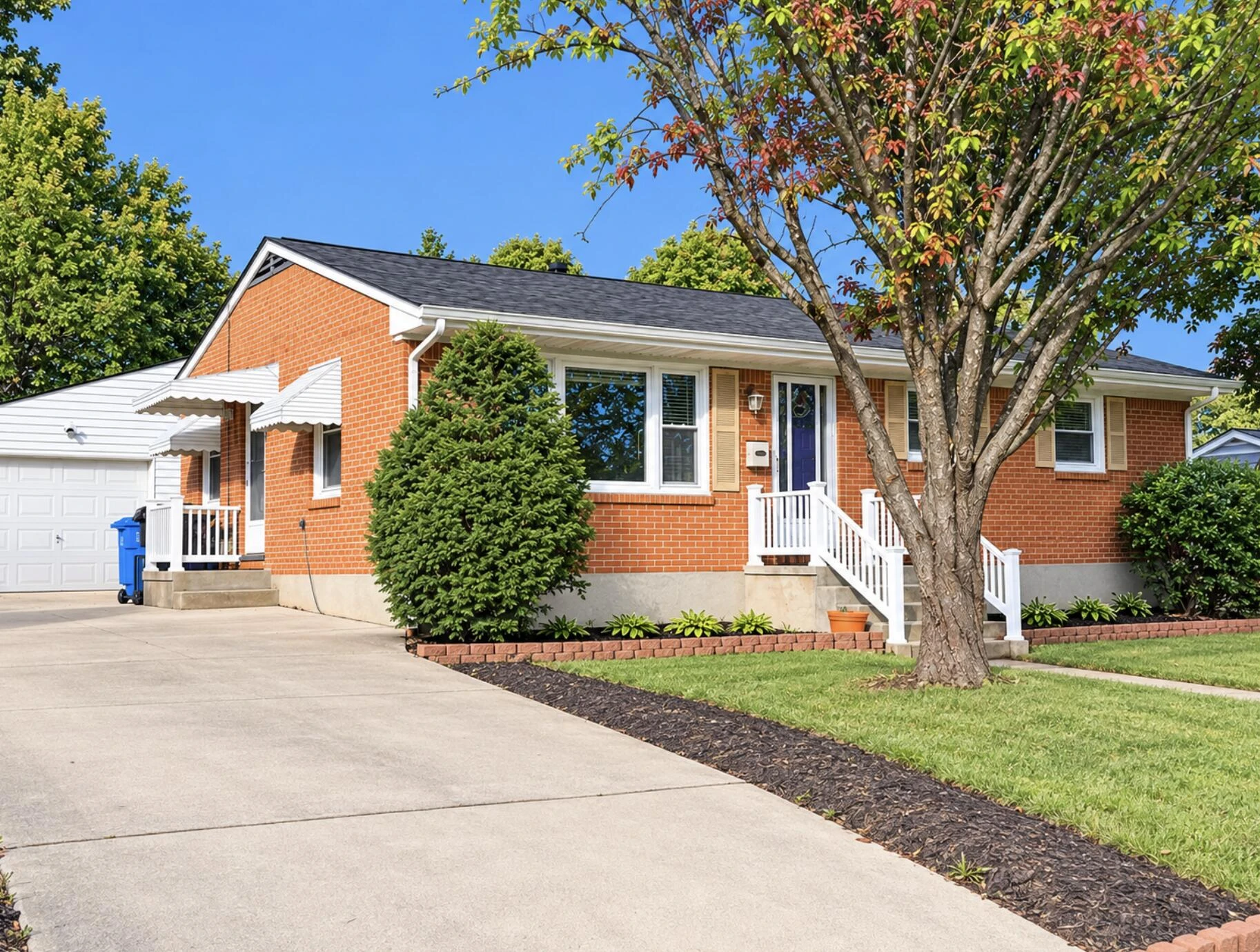 142 Maplelawn AVE NE - Photo 2