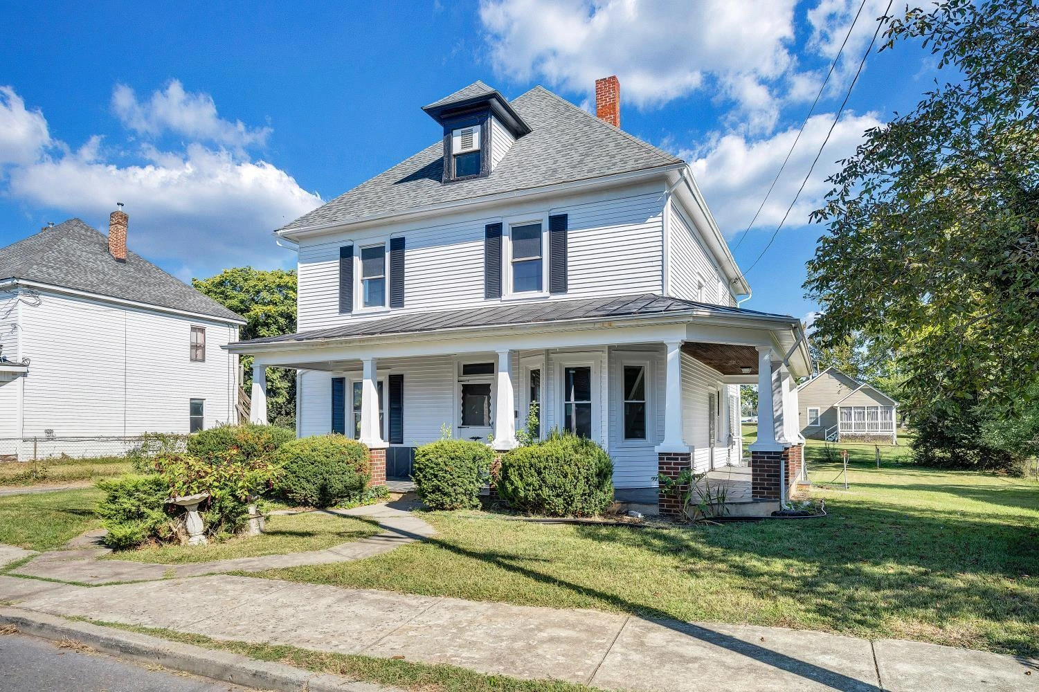 1915 Mercer AVE NW - Photo 2