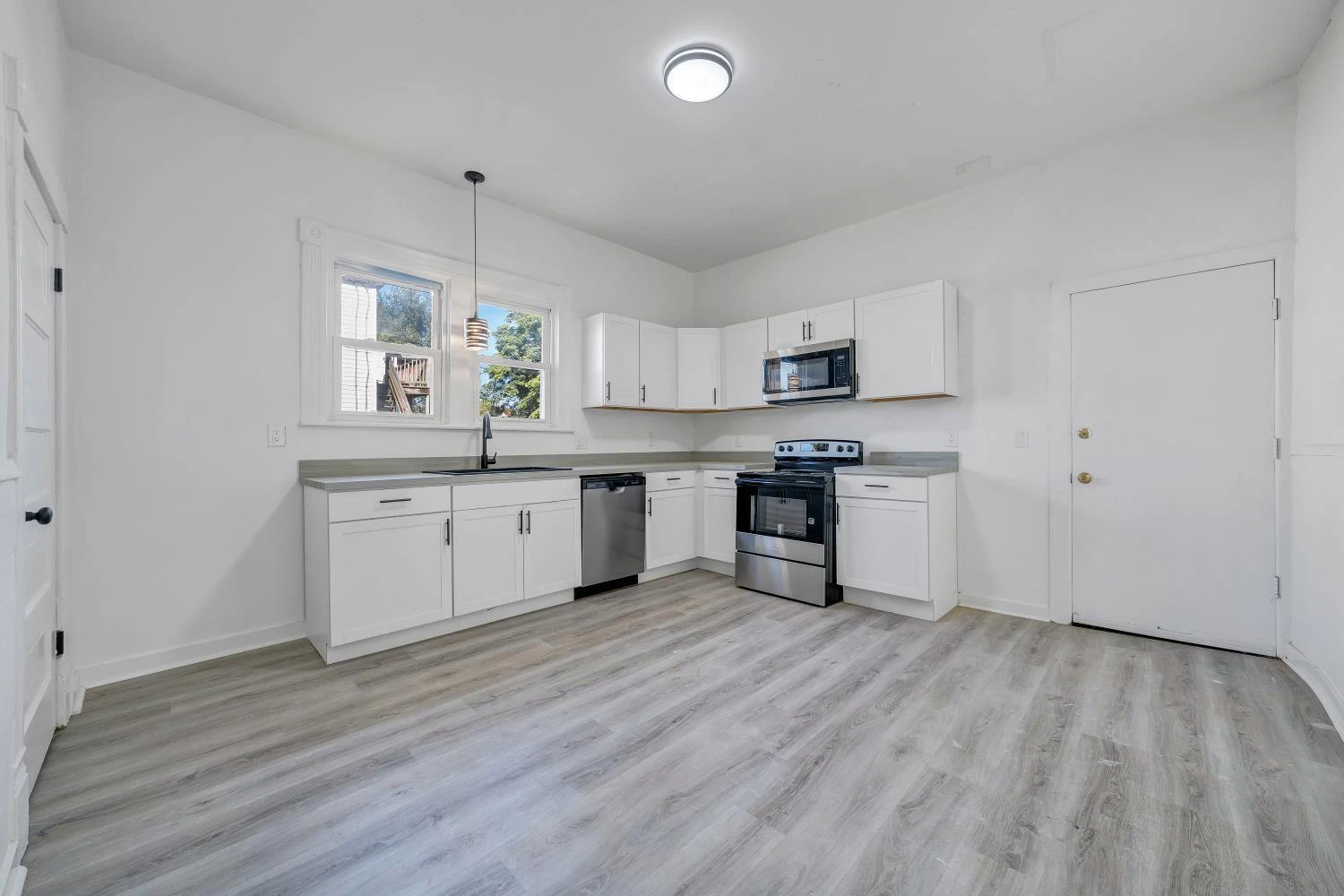 1915 Mercer AVE NW - Photo 9