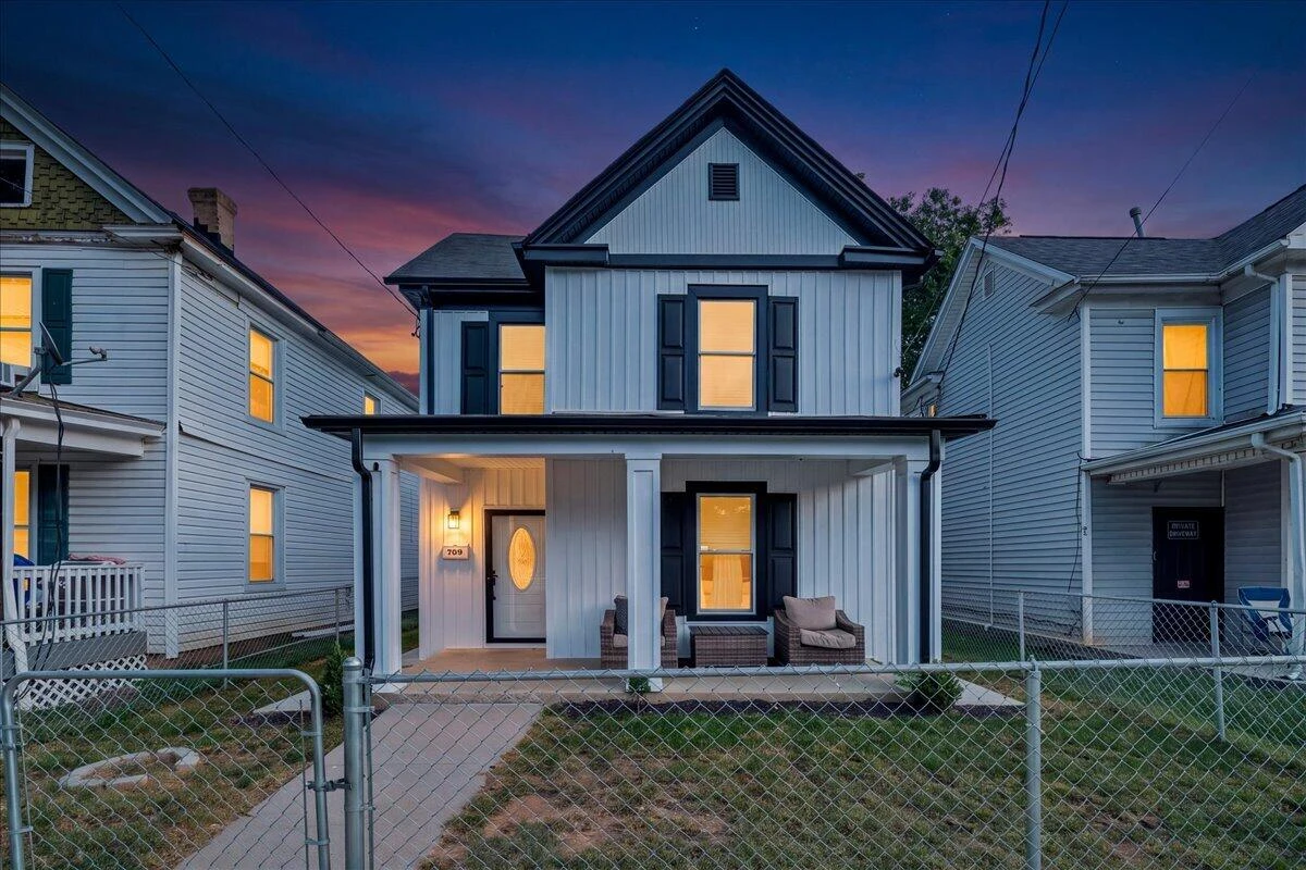709 Stewart AVE SE