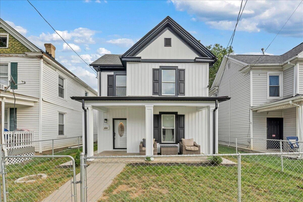 709 Stewart AVE SE - Photo 2