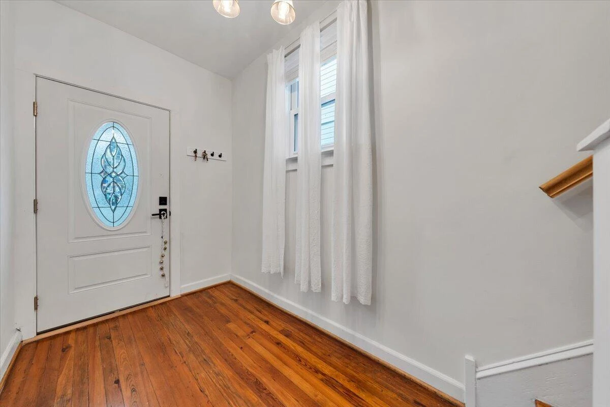 709 Stewart AVE SE - Photo 4