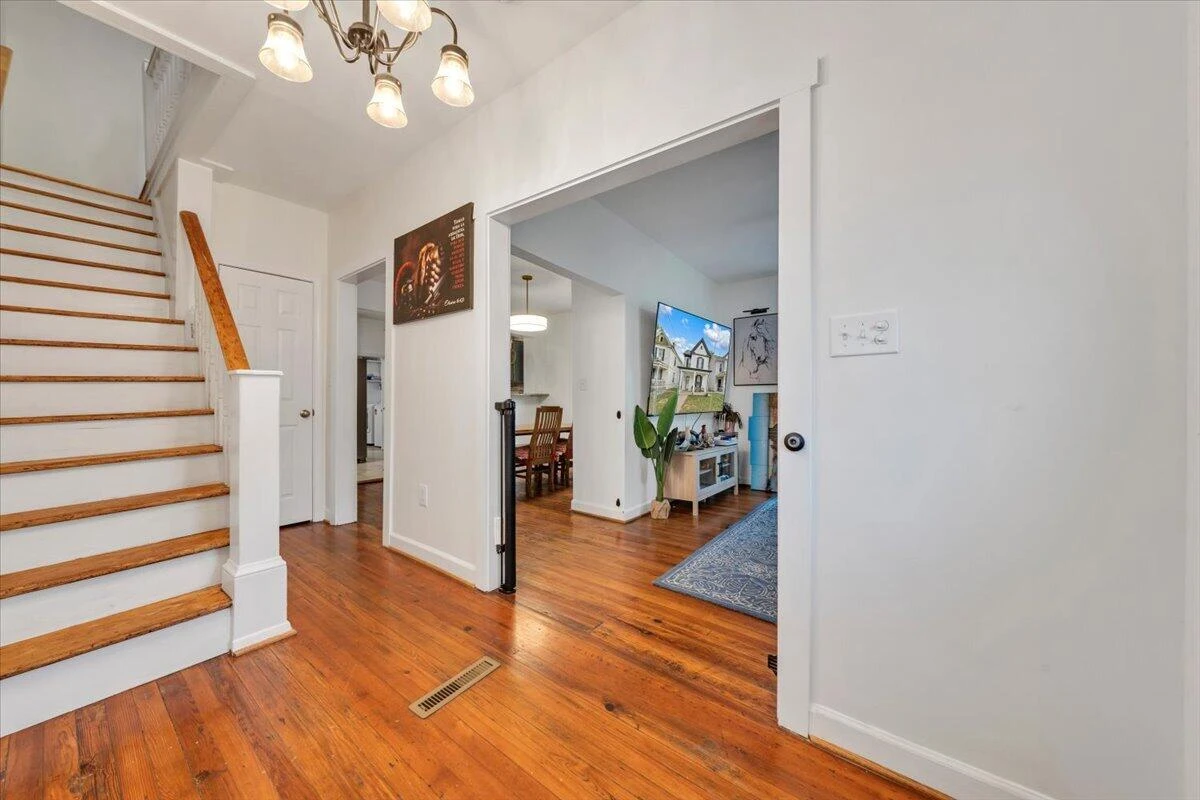 709 Stewart AVE SE - Photo 5