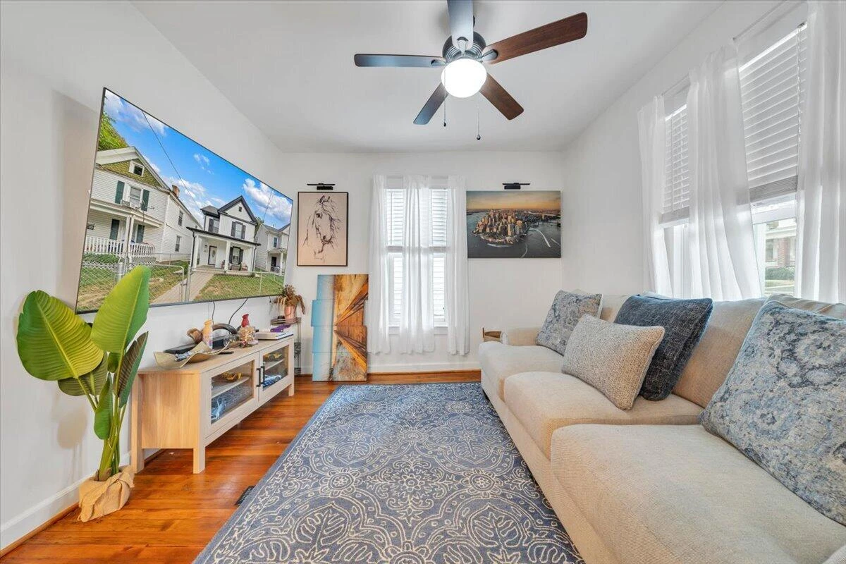 709 Stewart AVE SE - Photo 6