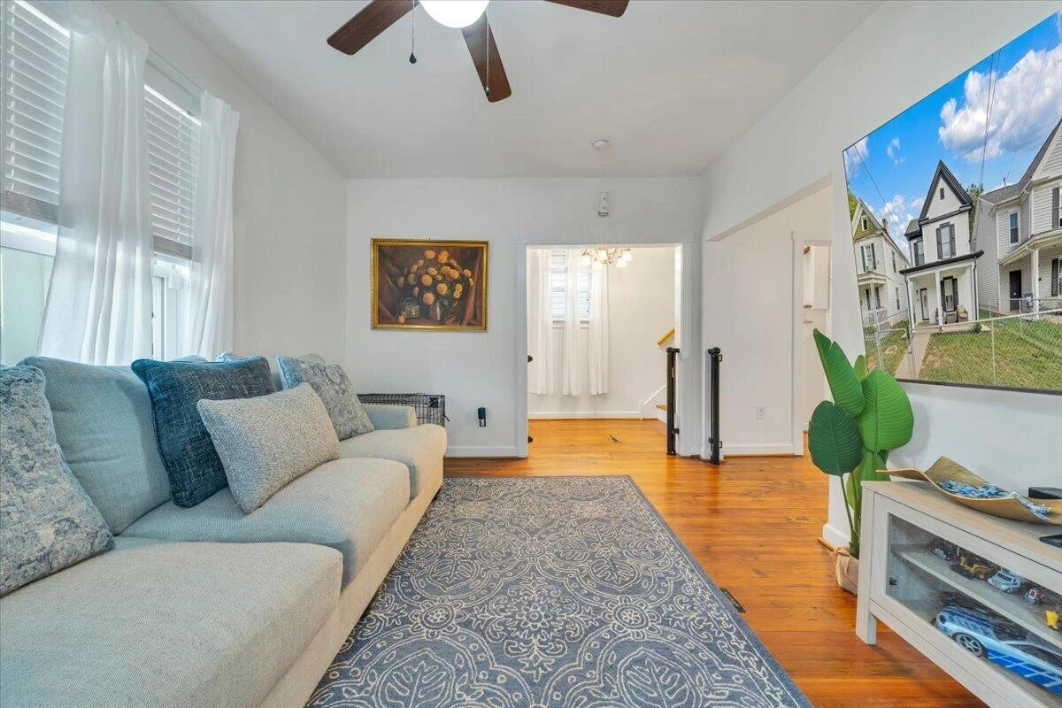709 Stewart AVE SE - Photo 9