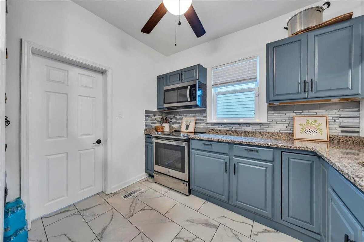 709 Stewart AVE SE - Photo 14