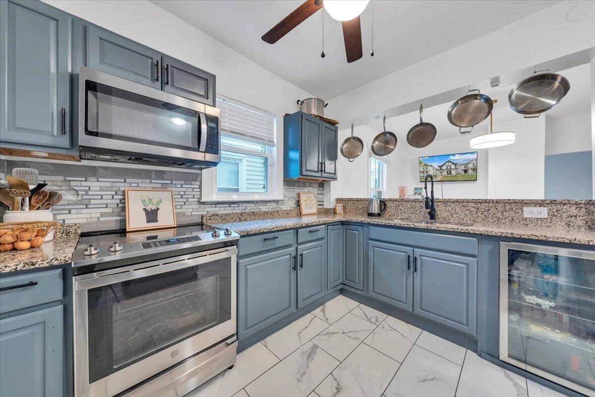 709 Stewart AVE SE - Photo 16
