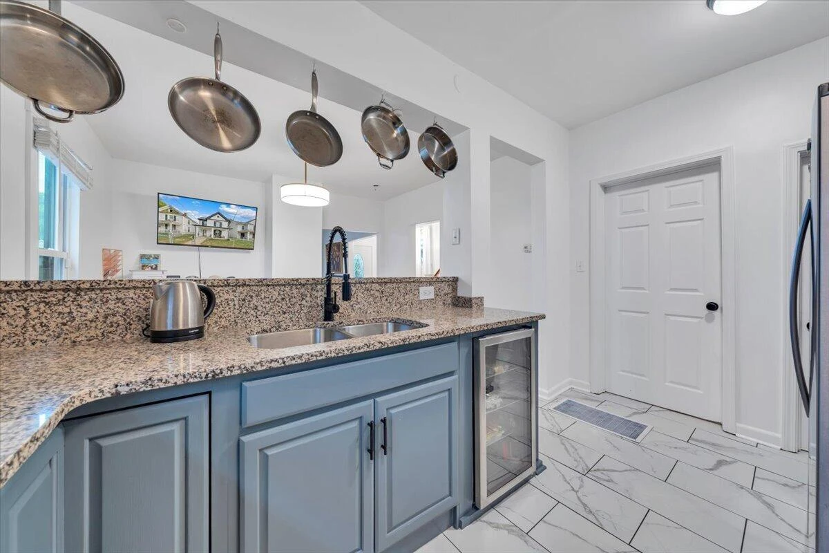 709 Stewart AVE SE - Photo 18