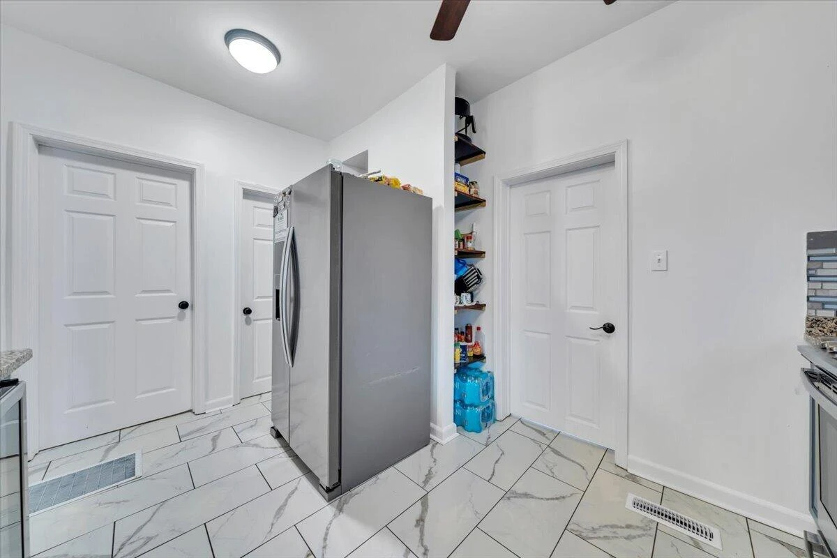 709 Stewart AVE SE - Photo 19