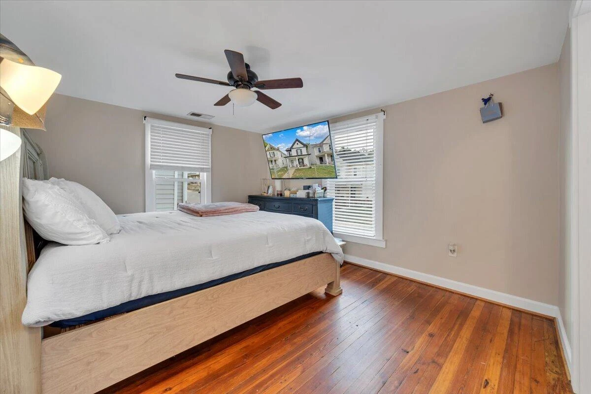 709 Stewart AVE SE - Photo 27