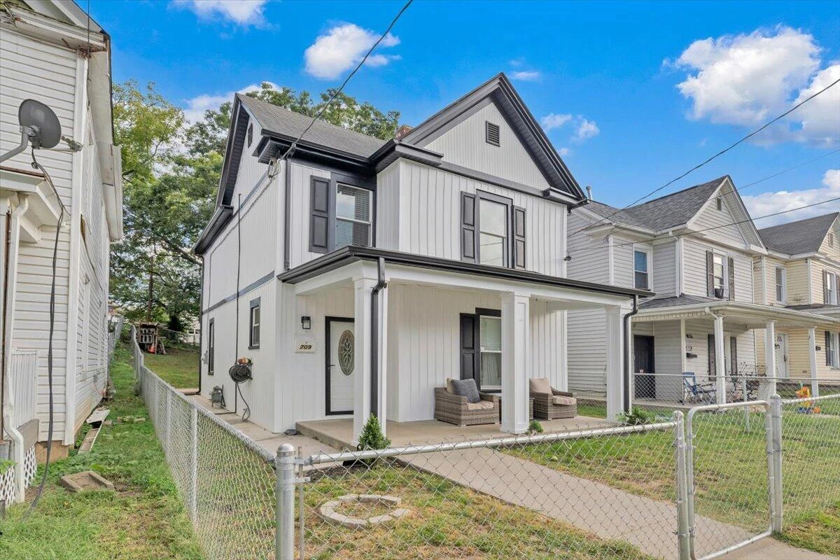 709 Stewart AVE SE - Photo 42