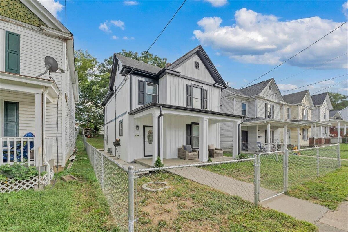 709 Stewart AVE SE - Photo 43