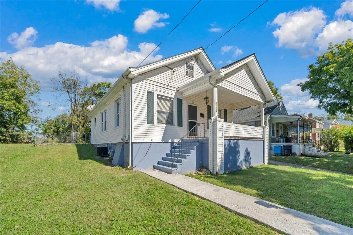 1856 Kenwood BLVD SE - Photo 3