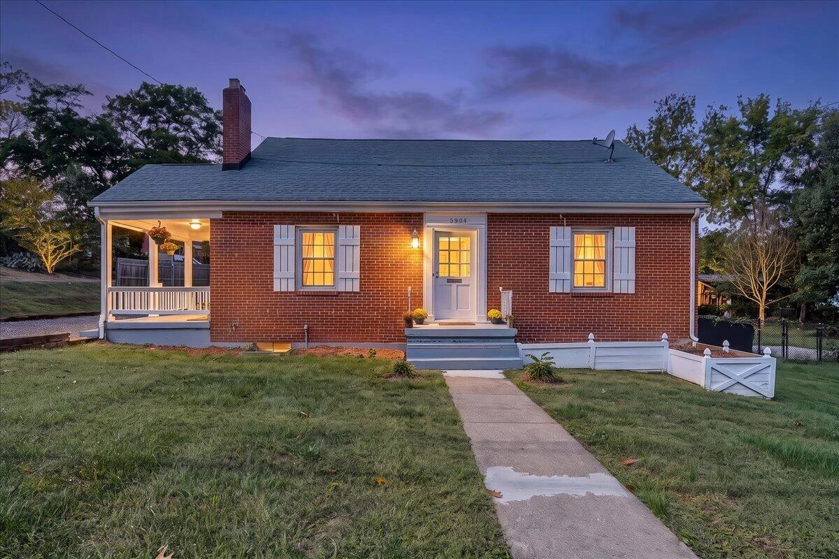 2604 Vancouver DR NW - Photo 2