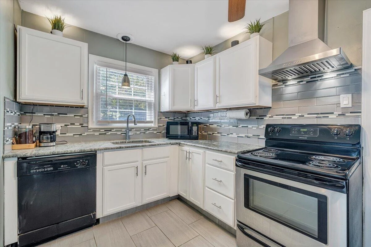 2604 Vancouver DR NW - Photo 16