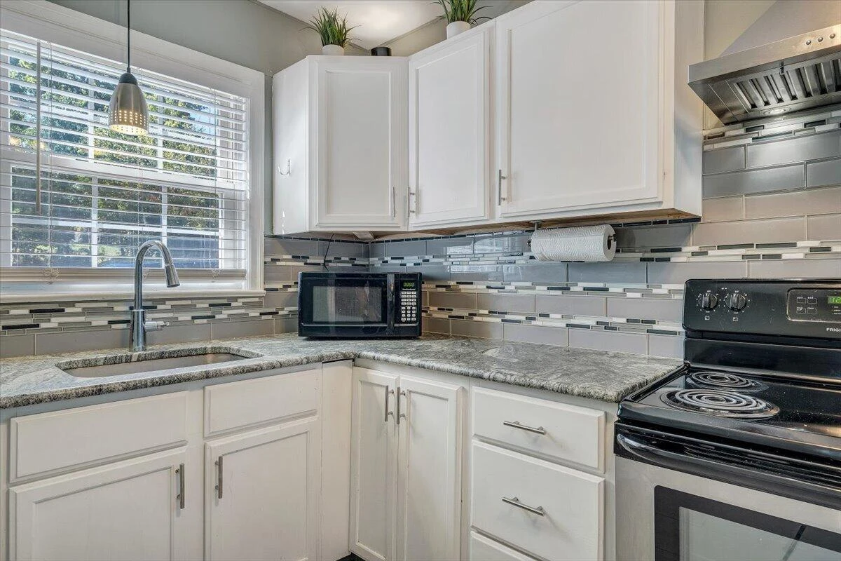 2604 Vancouver DR NW - Photo 17