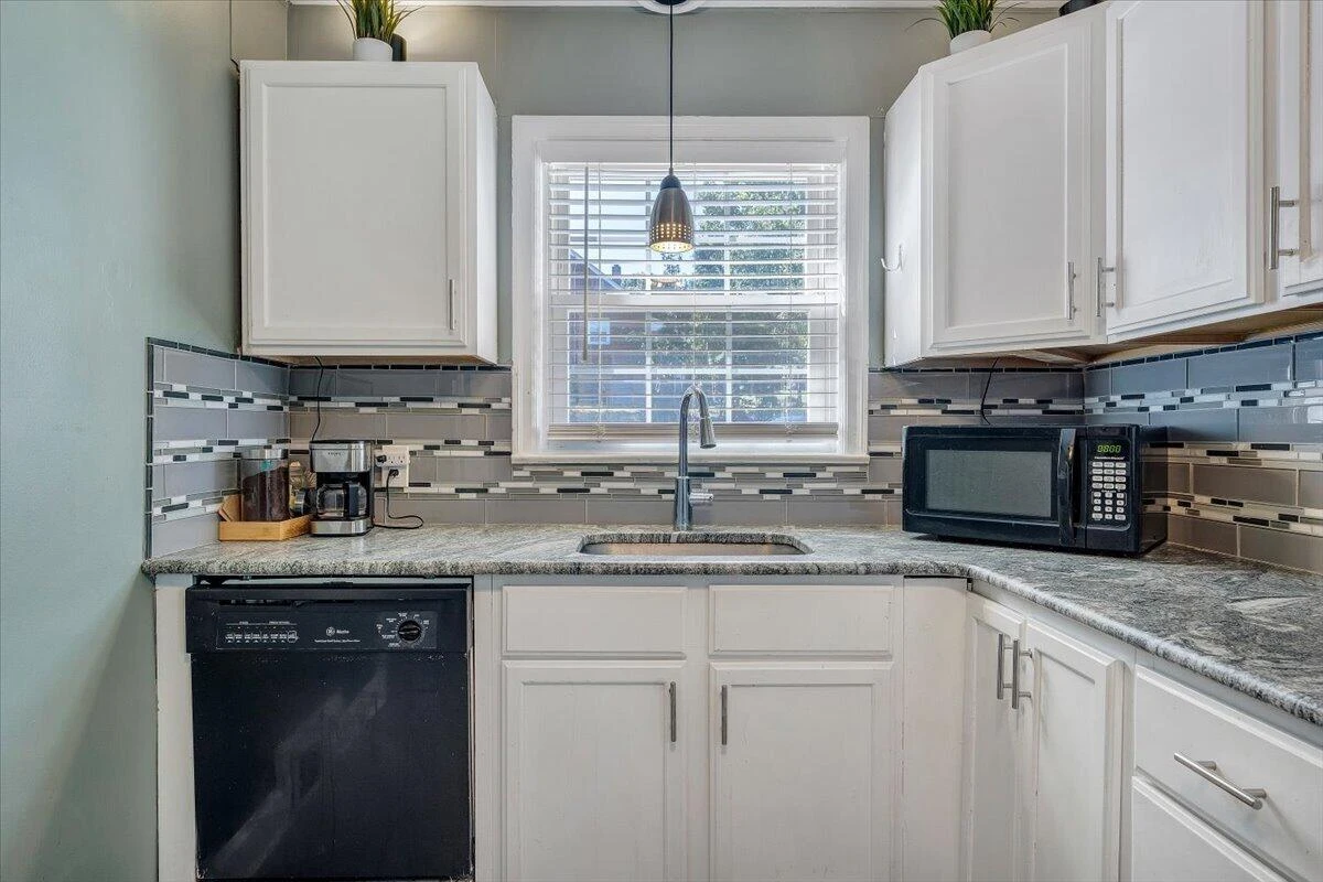 2604 Vancouver DR NW - Photo 18