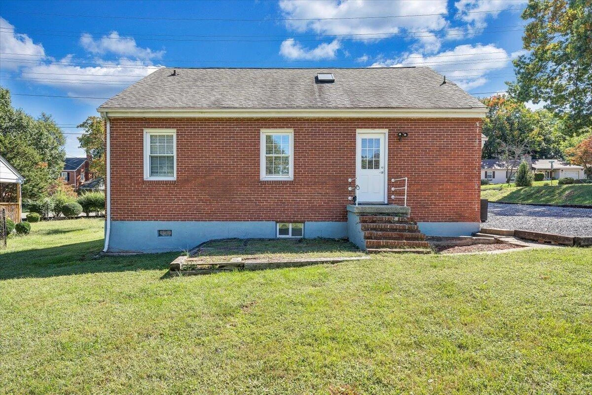 2604 Vancouver DR NW - Photo 36