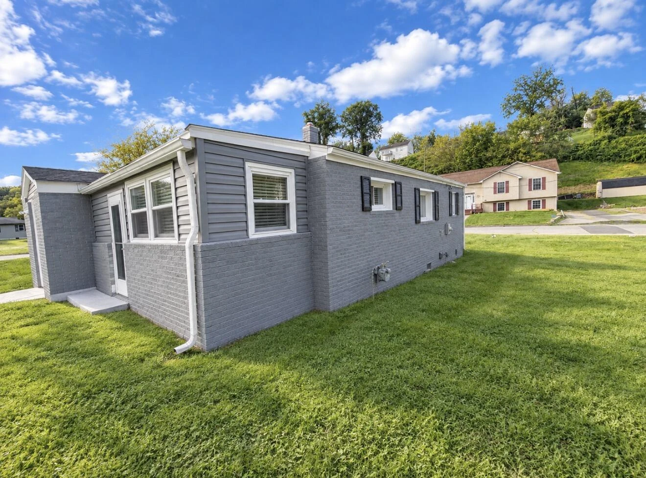 218 Franklin AVE - Photo 2