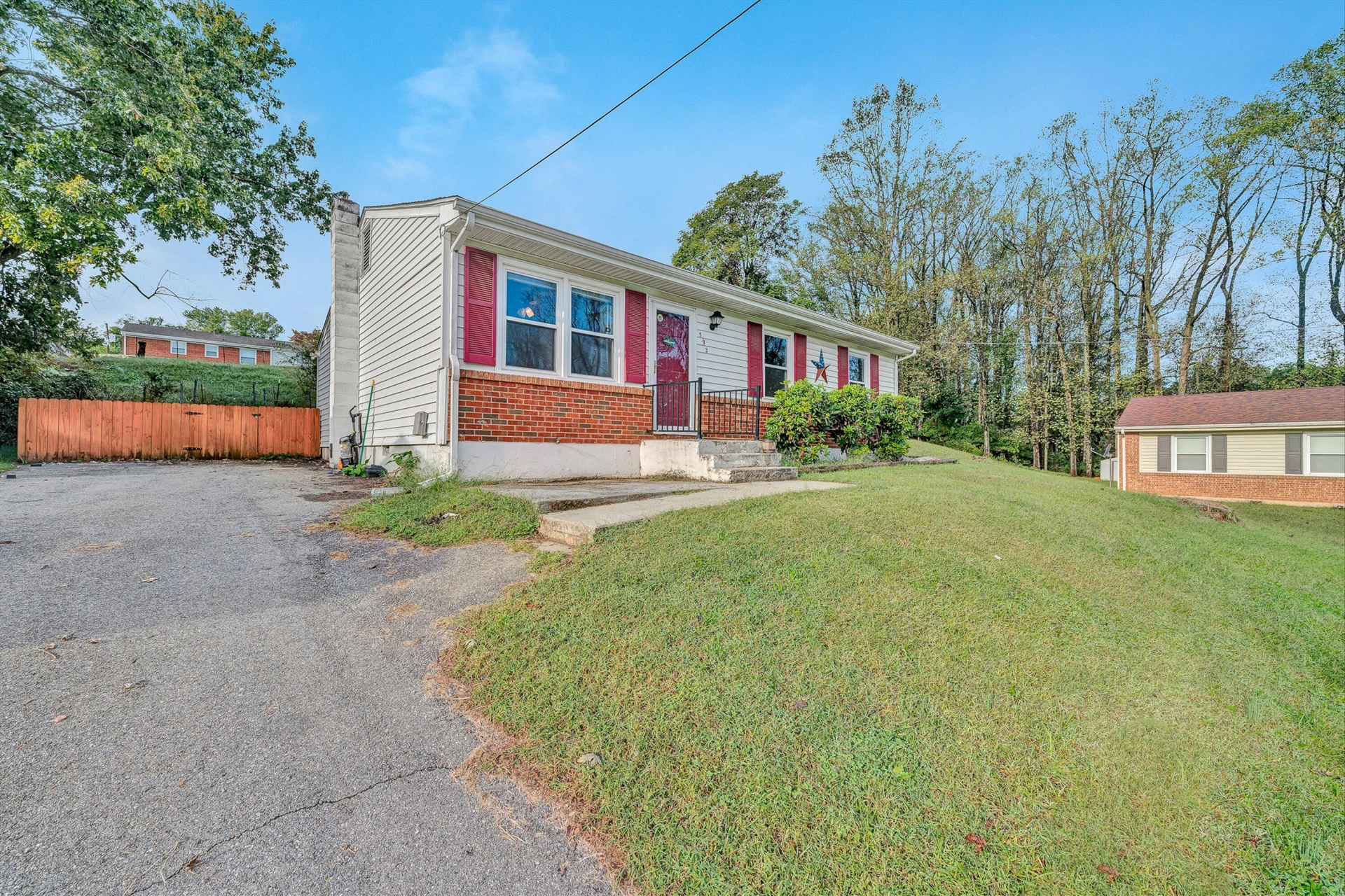 592 Stacie DR - Photo 2