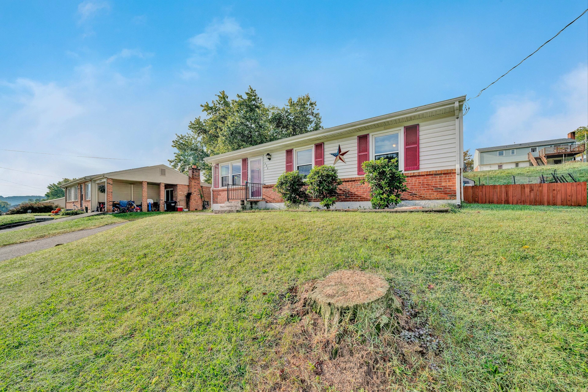 592 Stacie DR - Photo 3