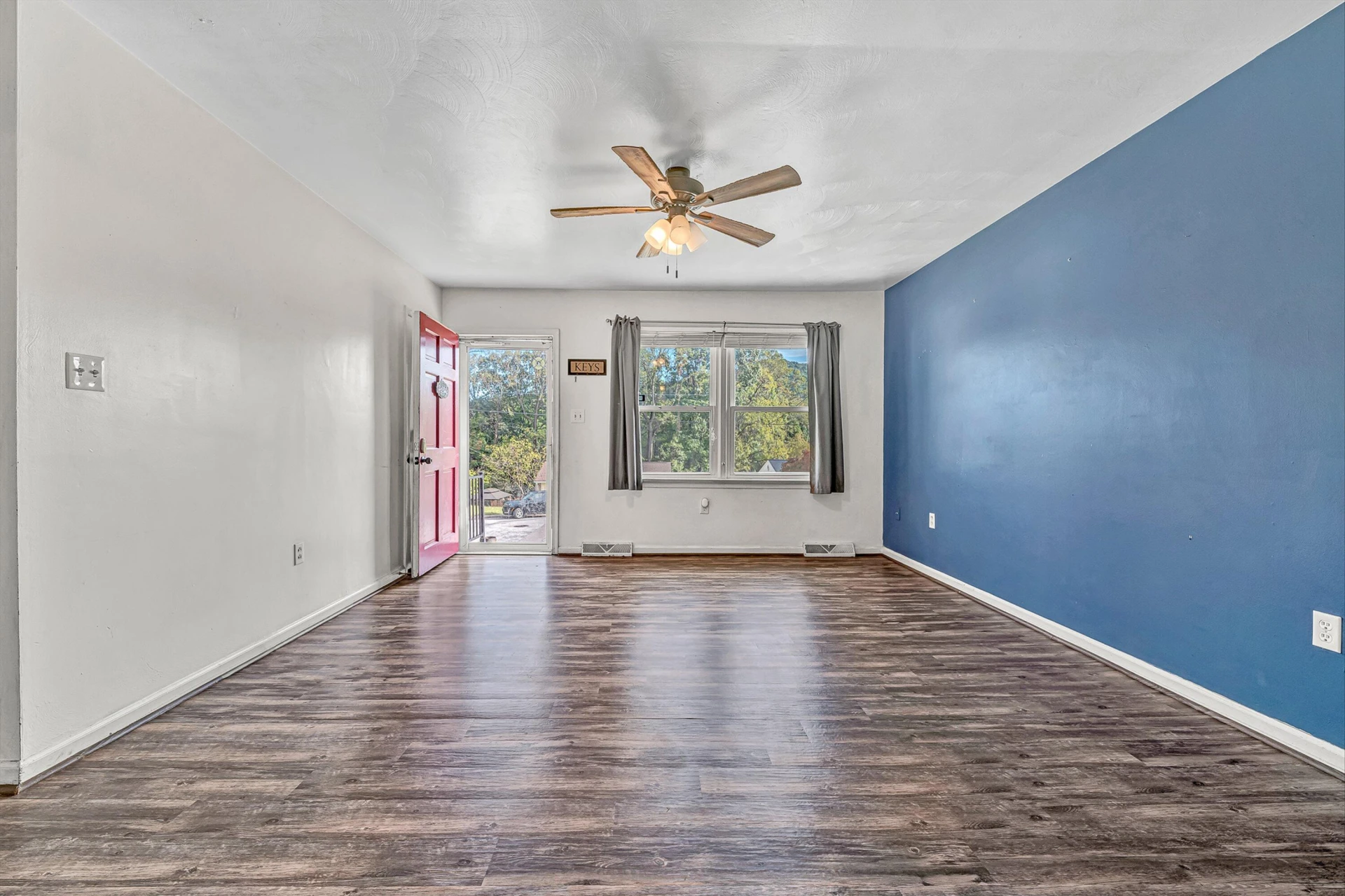 592 Stacie DR - Photo 4