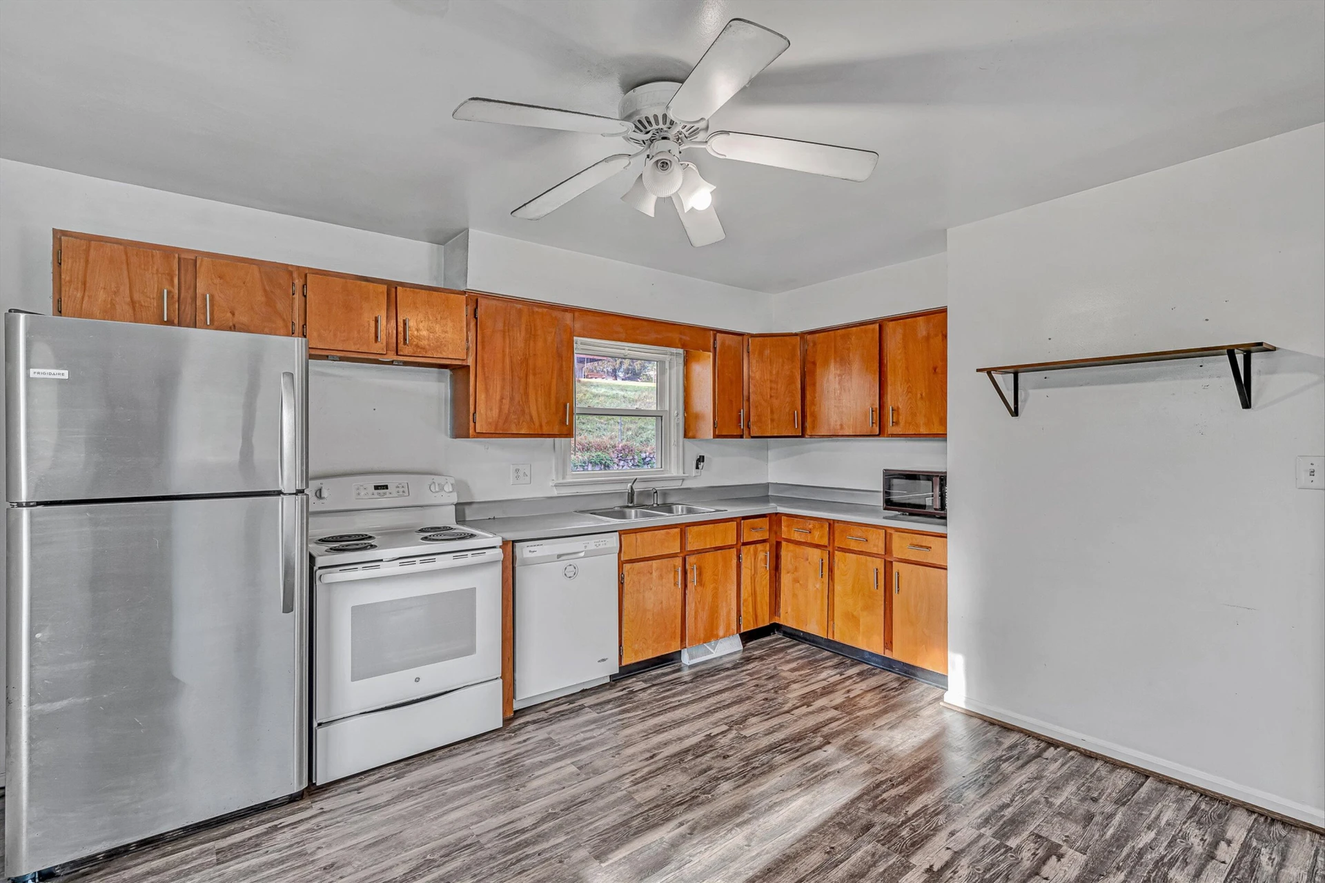 592 Stacie DR - Photo 7
