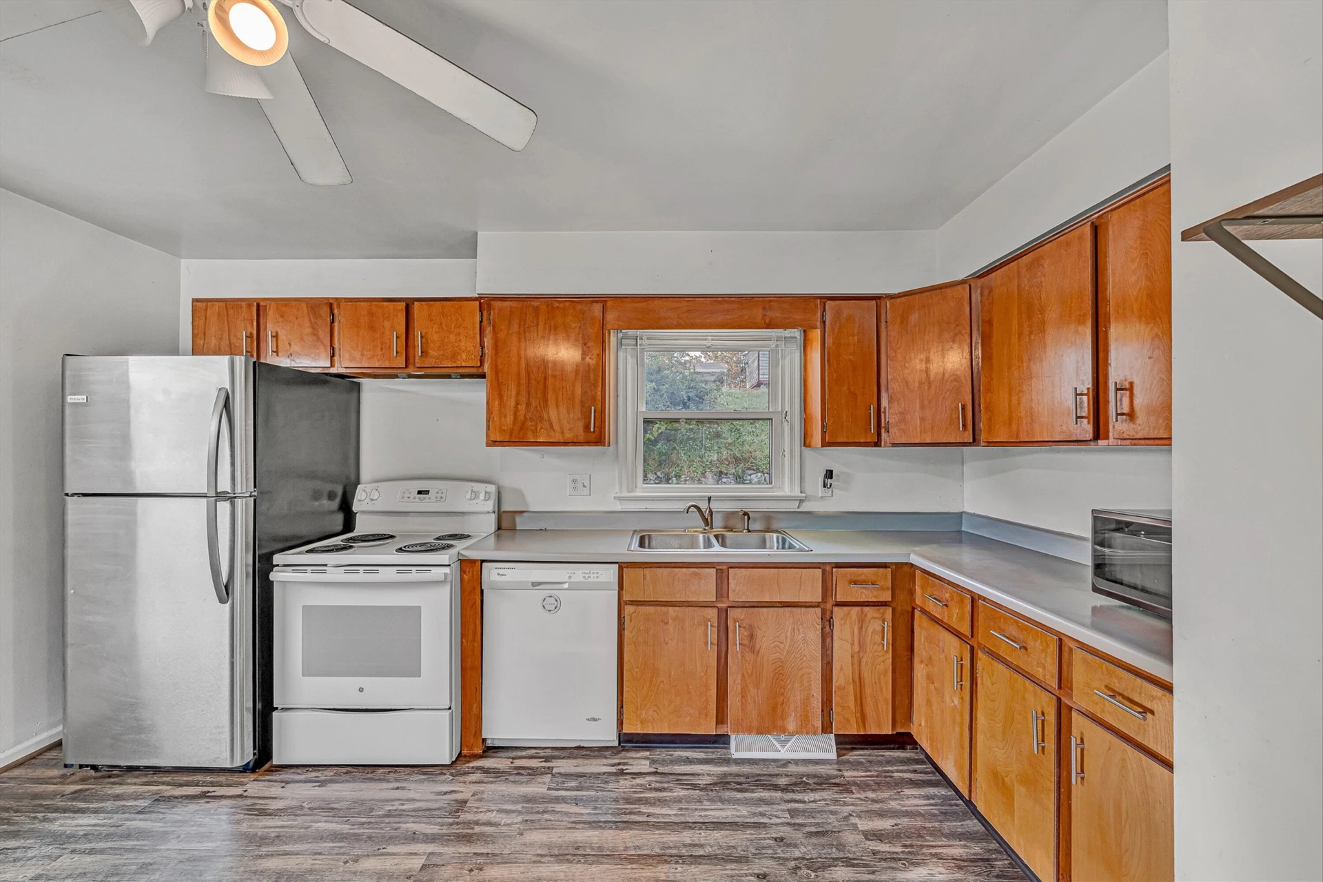 592 Stacie DR - Photo 8