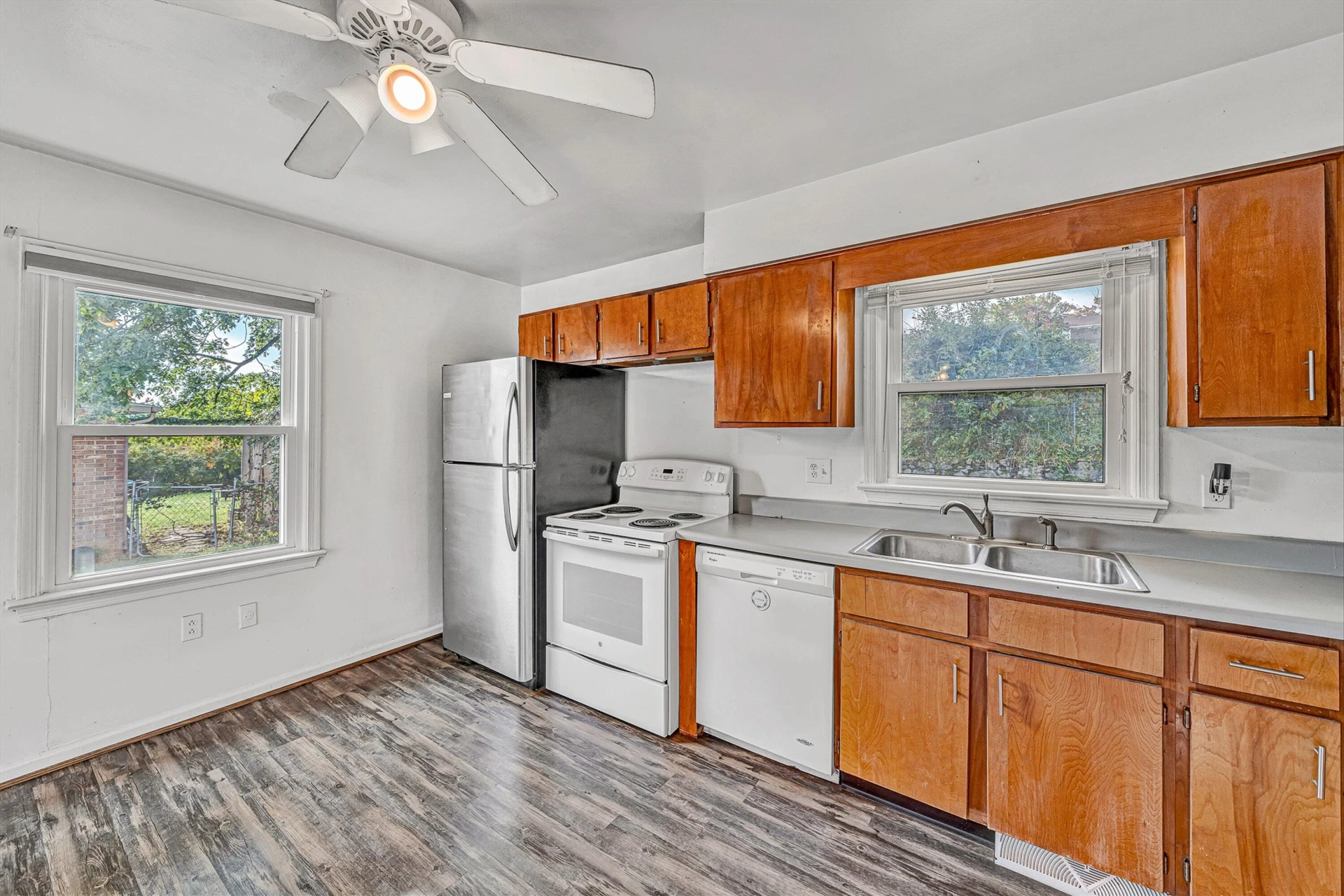 592 Stacie DR - Photo 9