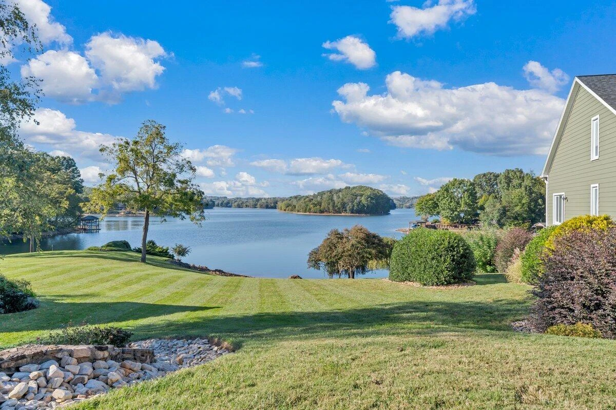 525 Lake Park DR - Photo 2