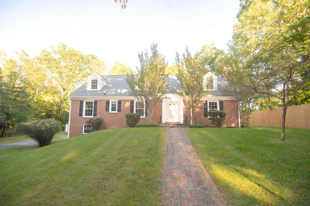 1612 Red Oak LN SW - Photo 2