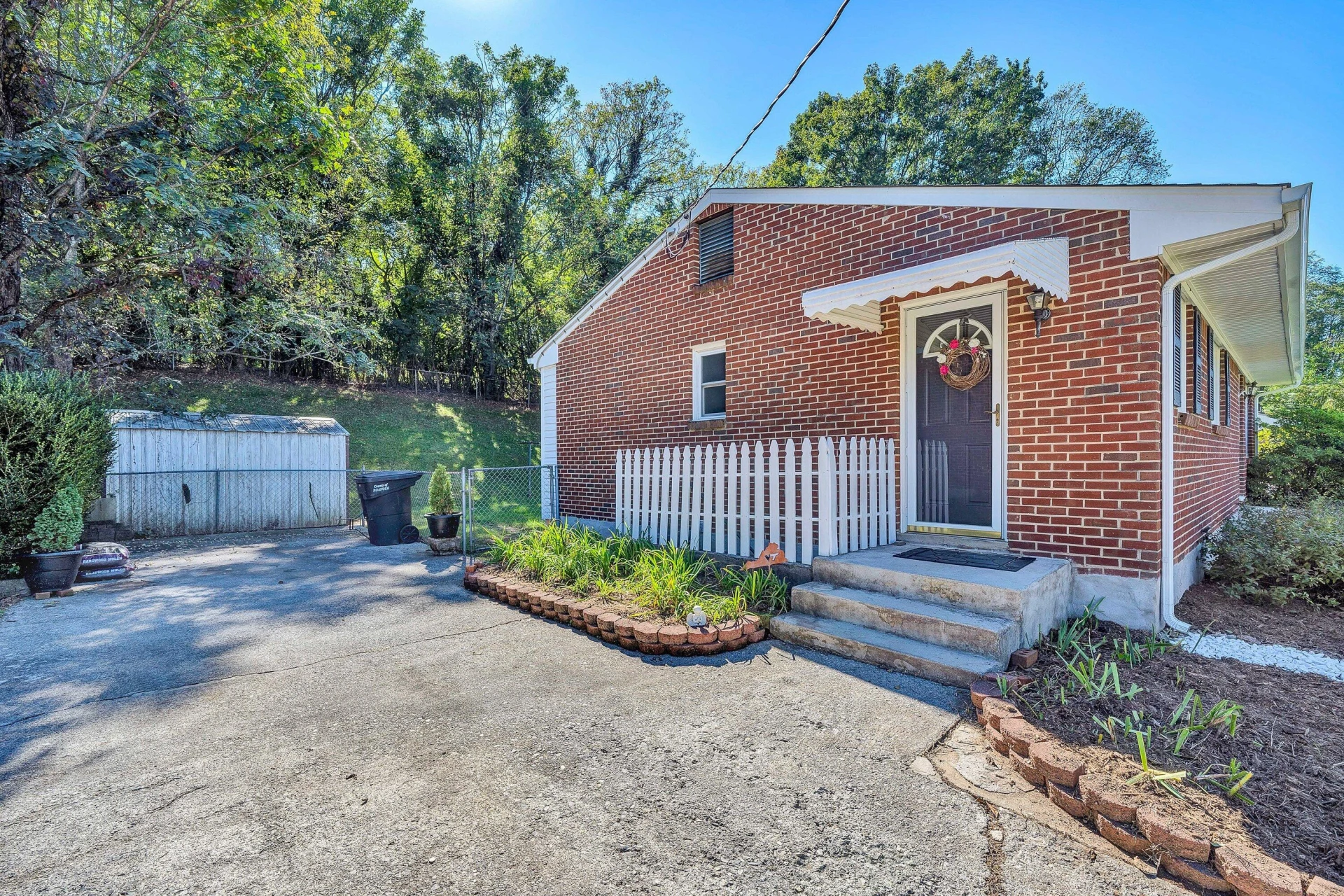 1409 Lori DR - Photo 2