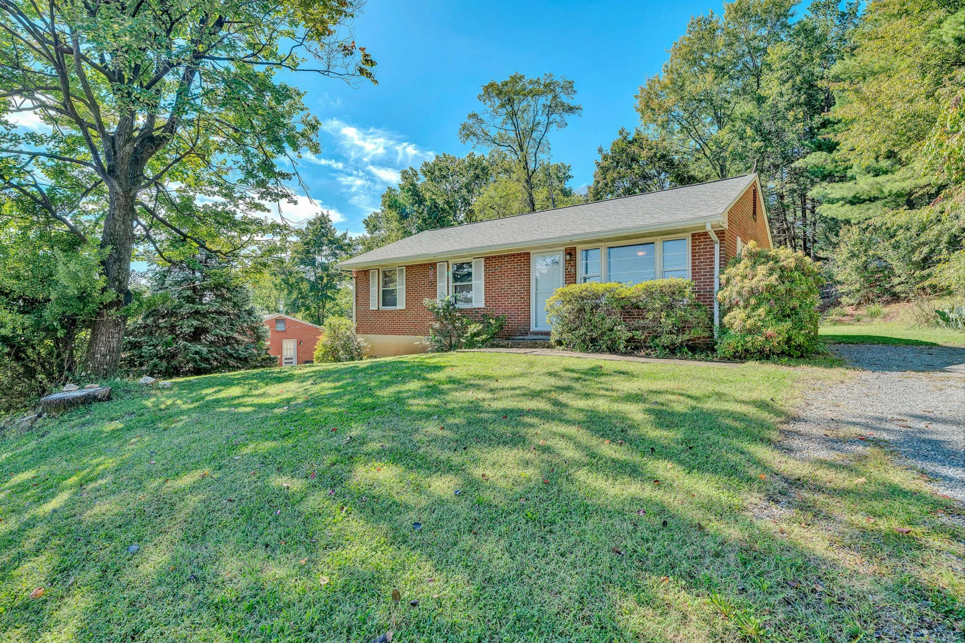 720 Kenyon RD - Photo 2