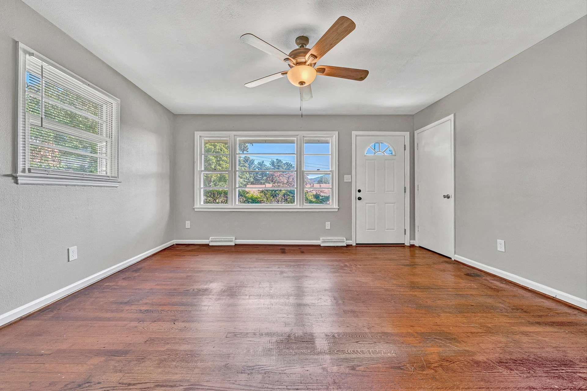 720 Kenyon RD - Photo 4