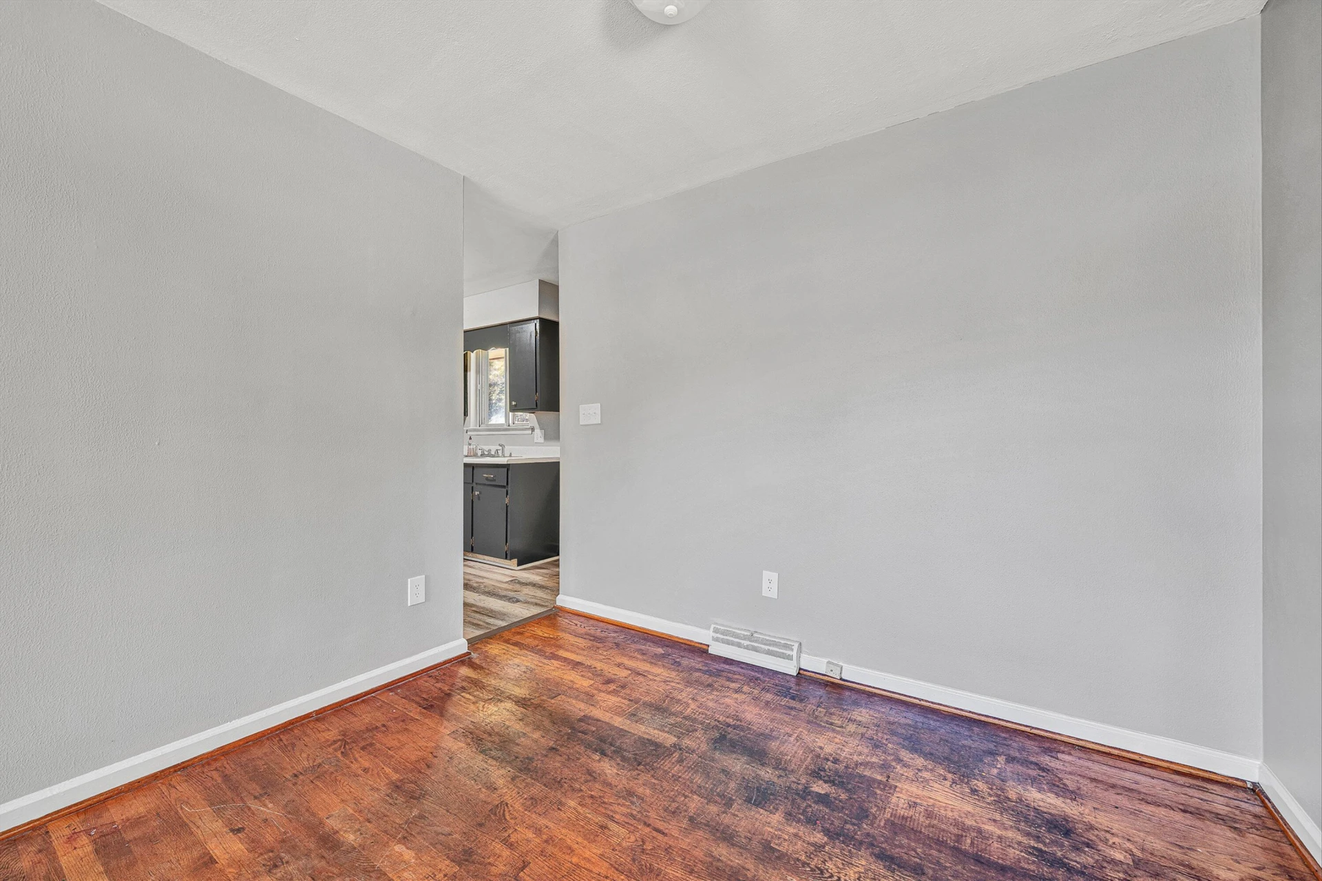720 Kenyon RD - Photo 8