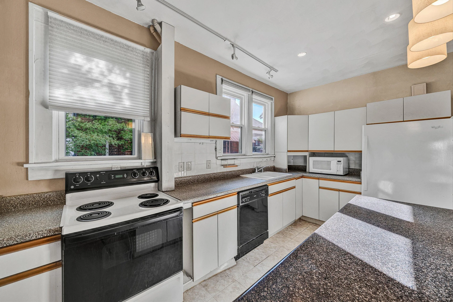 2315 Maiden LN SW - Photo 16