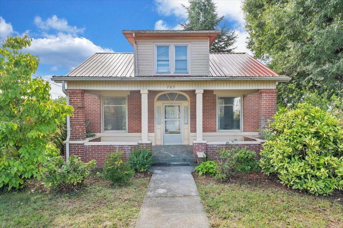 703 Henry ST