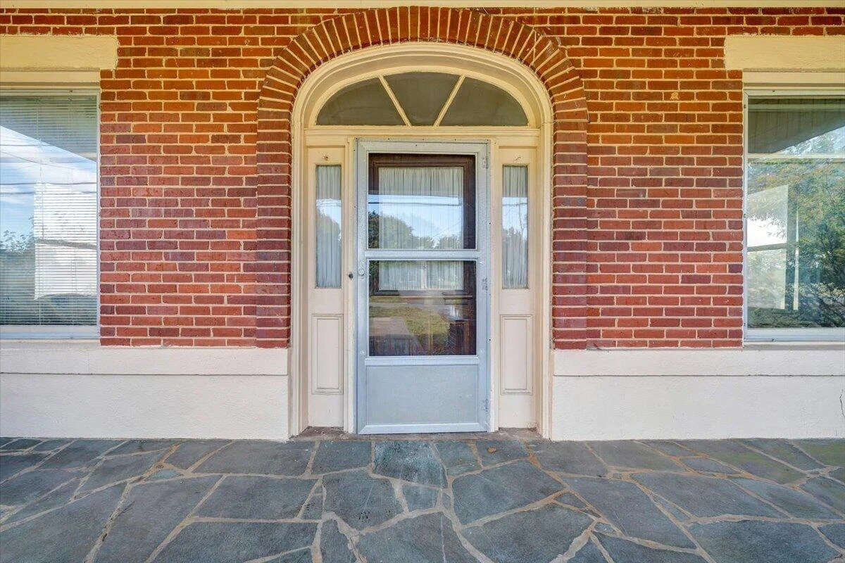 703 Henry ST - Photo 2