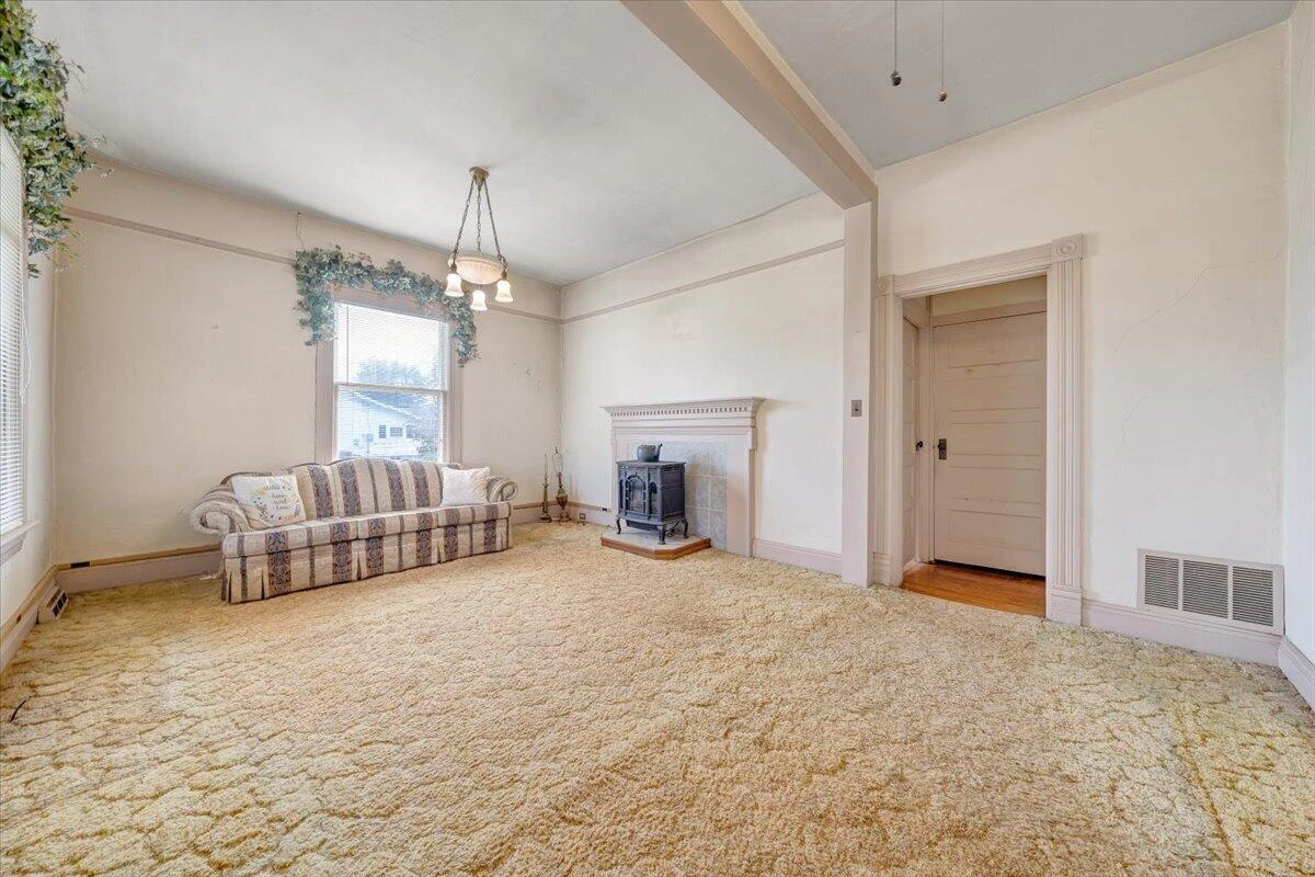703 Henry ST - Photo 3