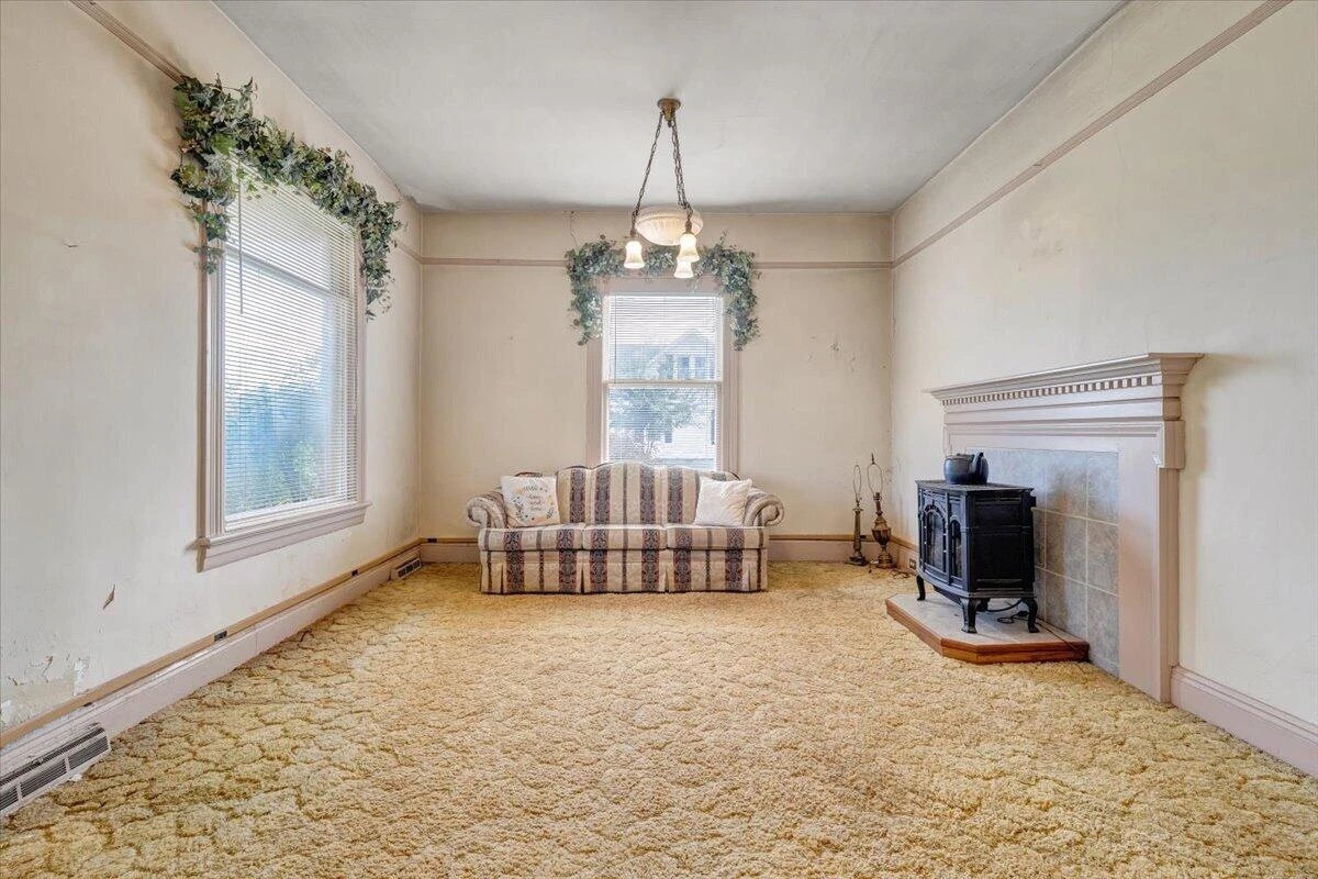 703 Henry ST - Photo 4