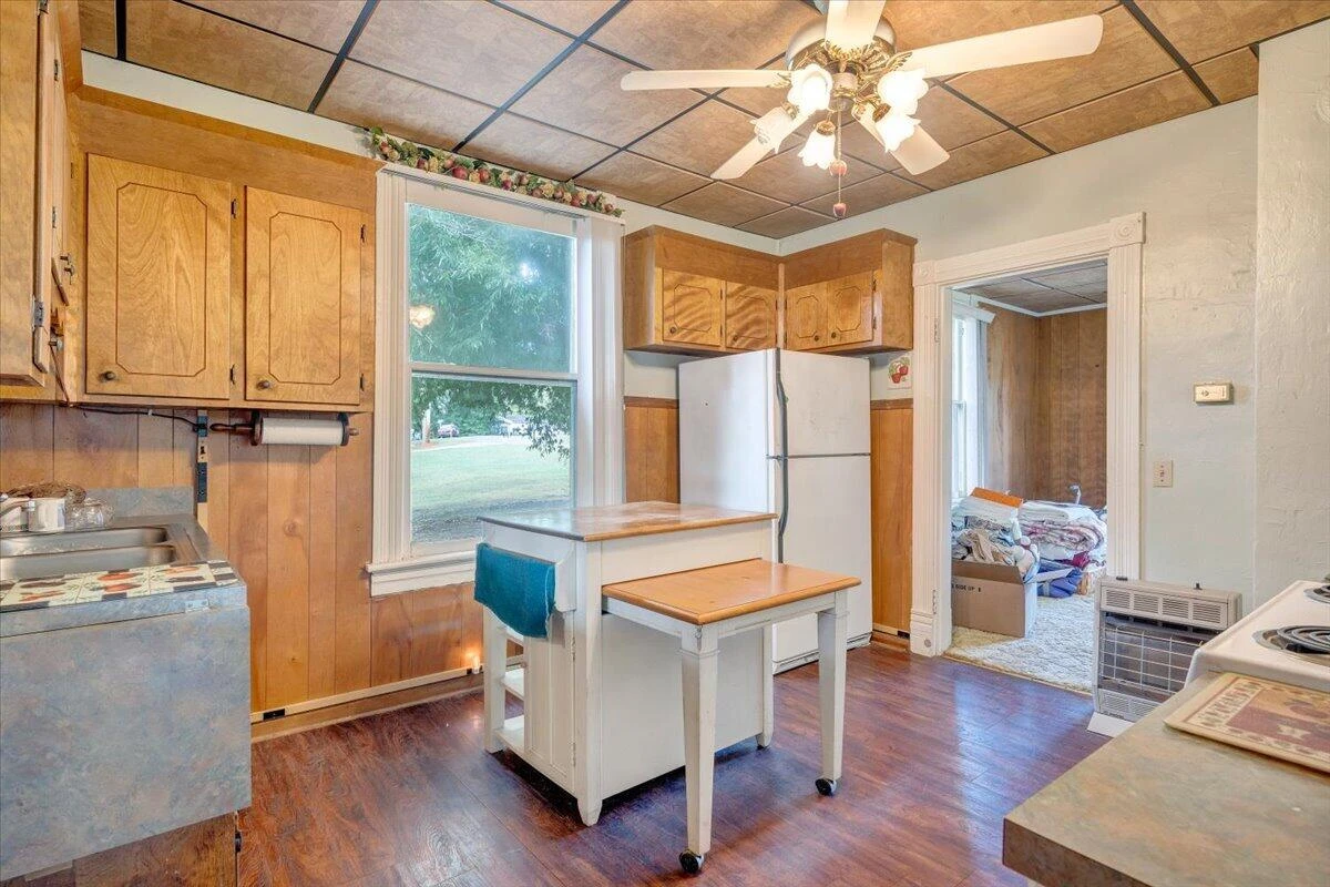 703 Henry ST - Photo 6