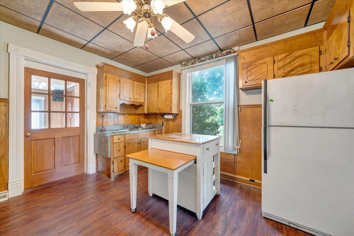 703 Henry ST - Photo 8