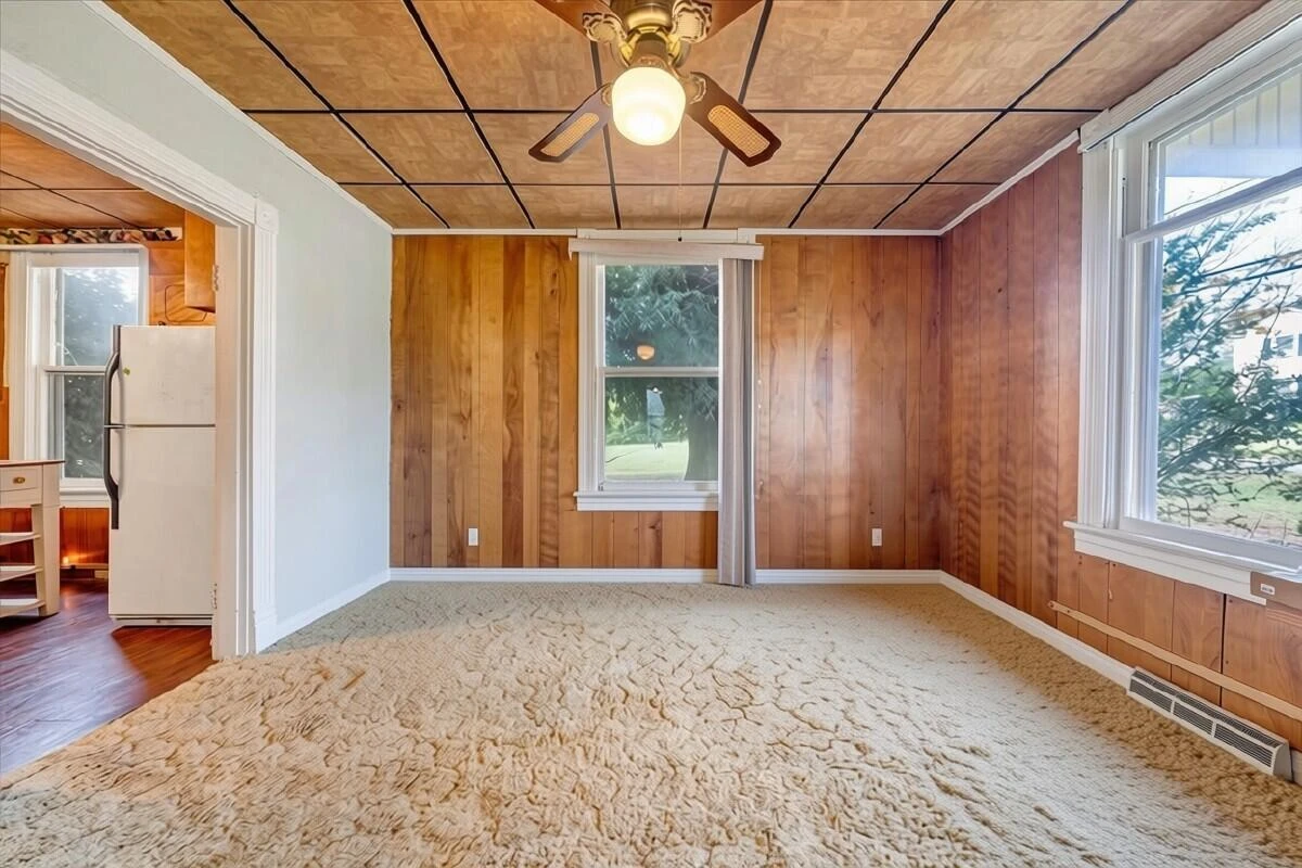 703 Henry ST - Photo 9