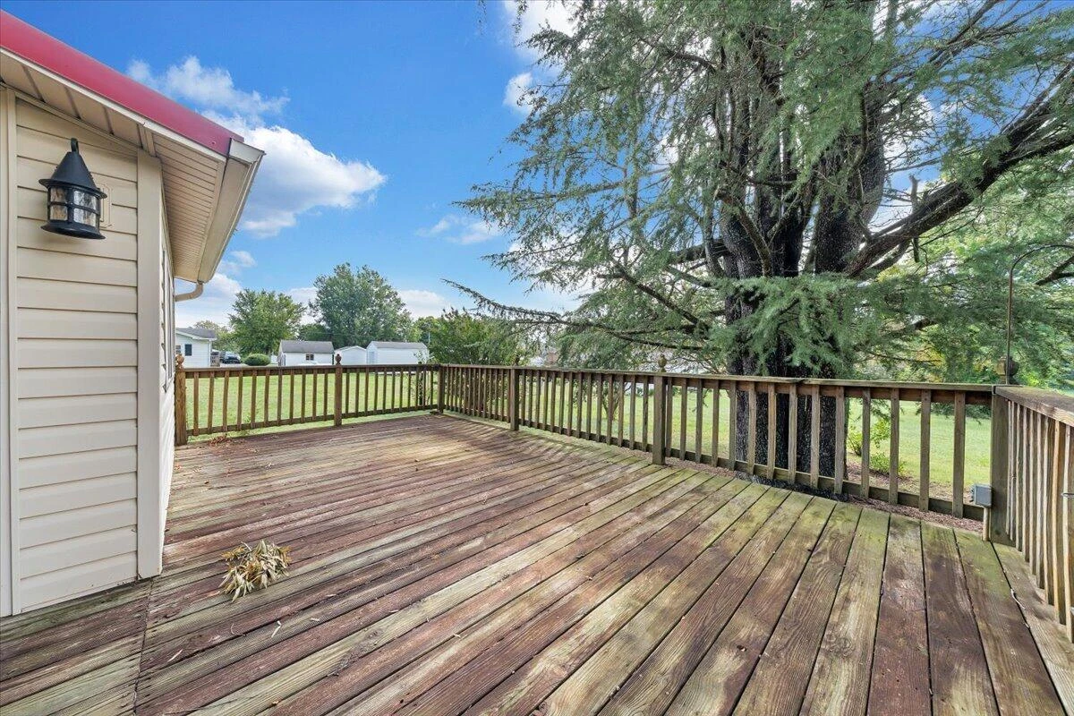 703 Henry ST - Photo 17
