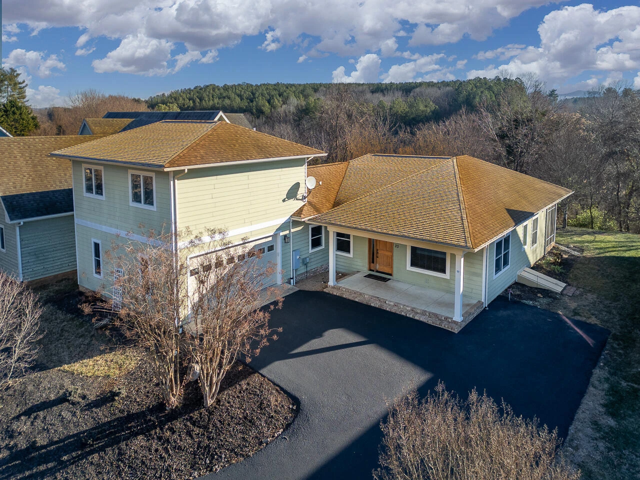 20 Woodridge Ln
