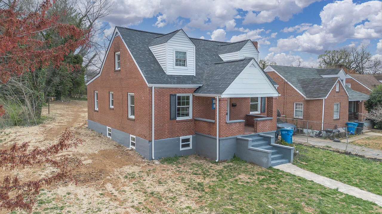 1215 Crescent St NW - Photo 2