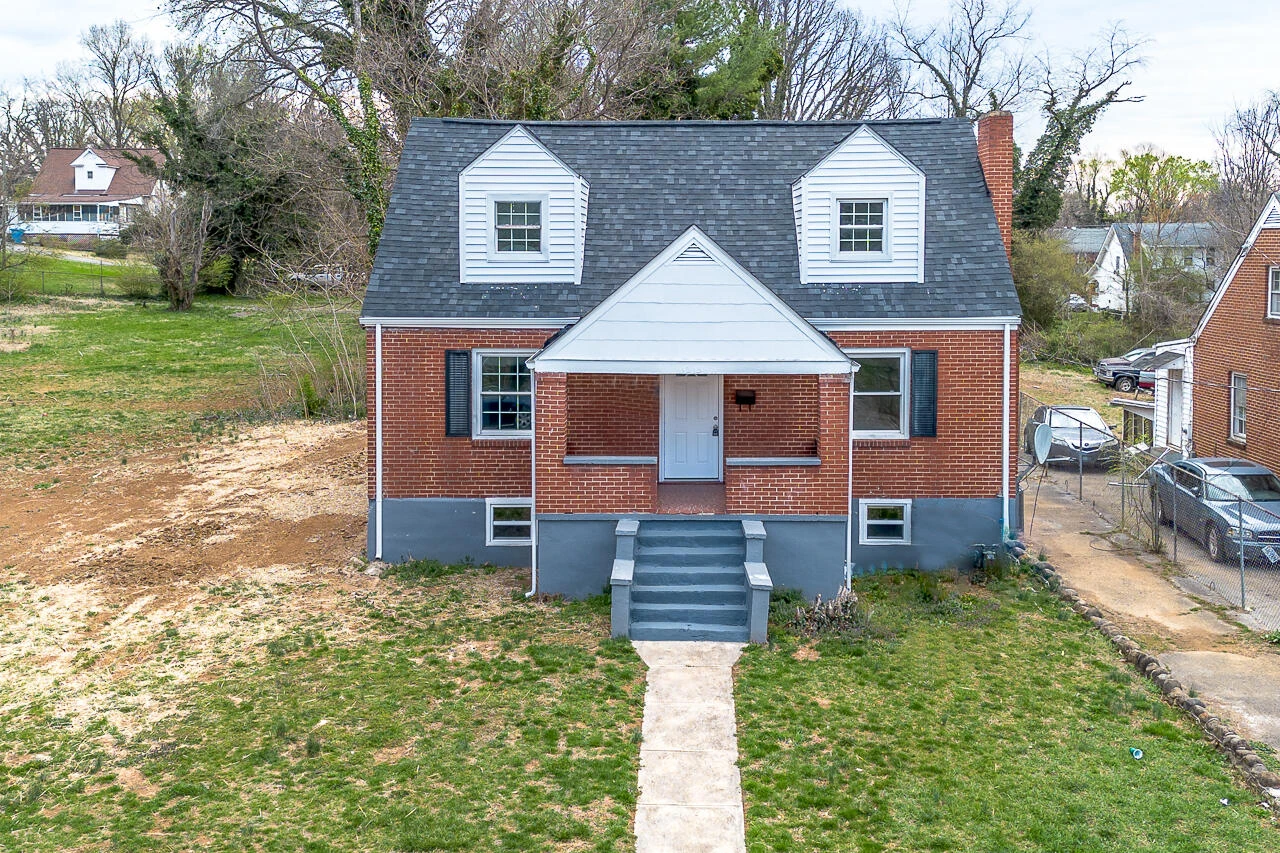 1215 Crescent St NW - Photo 3
