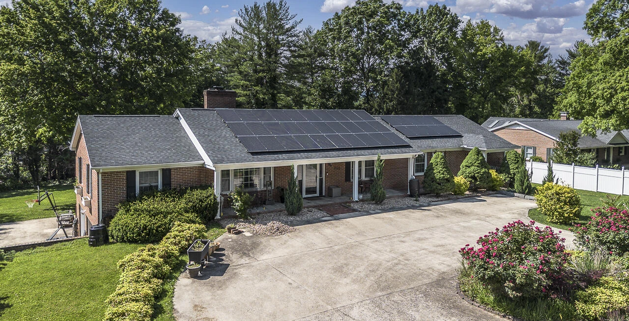 903 Bowyer Ln