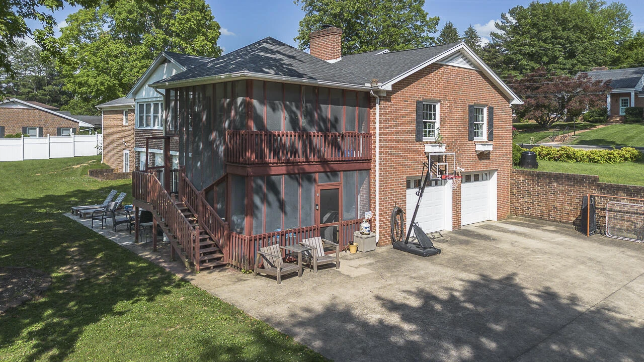 903 Bowyer Ln - Photo 5