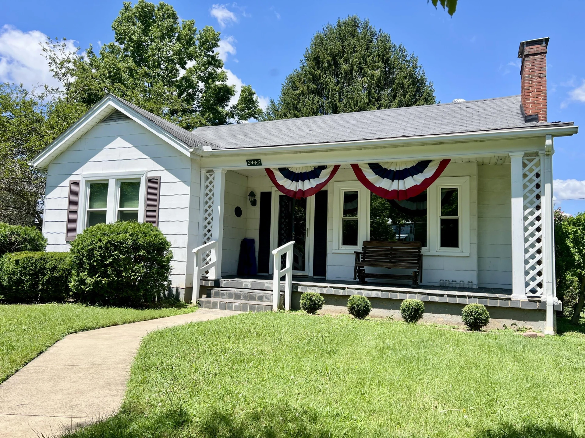 2445 Chestnut Ave - Photo 2